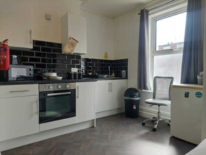 Studio | Eget kjøkken | Kjøleskap, mikrobølgeovn, ovn og kokeplater