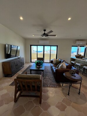 Una televisión, una oficina