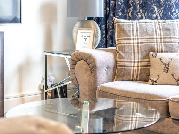 TV - Renfrew Town Centre, Easy Link to Glasgow City - Pass the Keys (Renfrew)