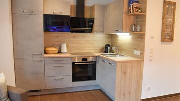 KĂŒhlschrank, Mikrowelle, Ofen, Herdplatte