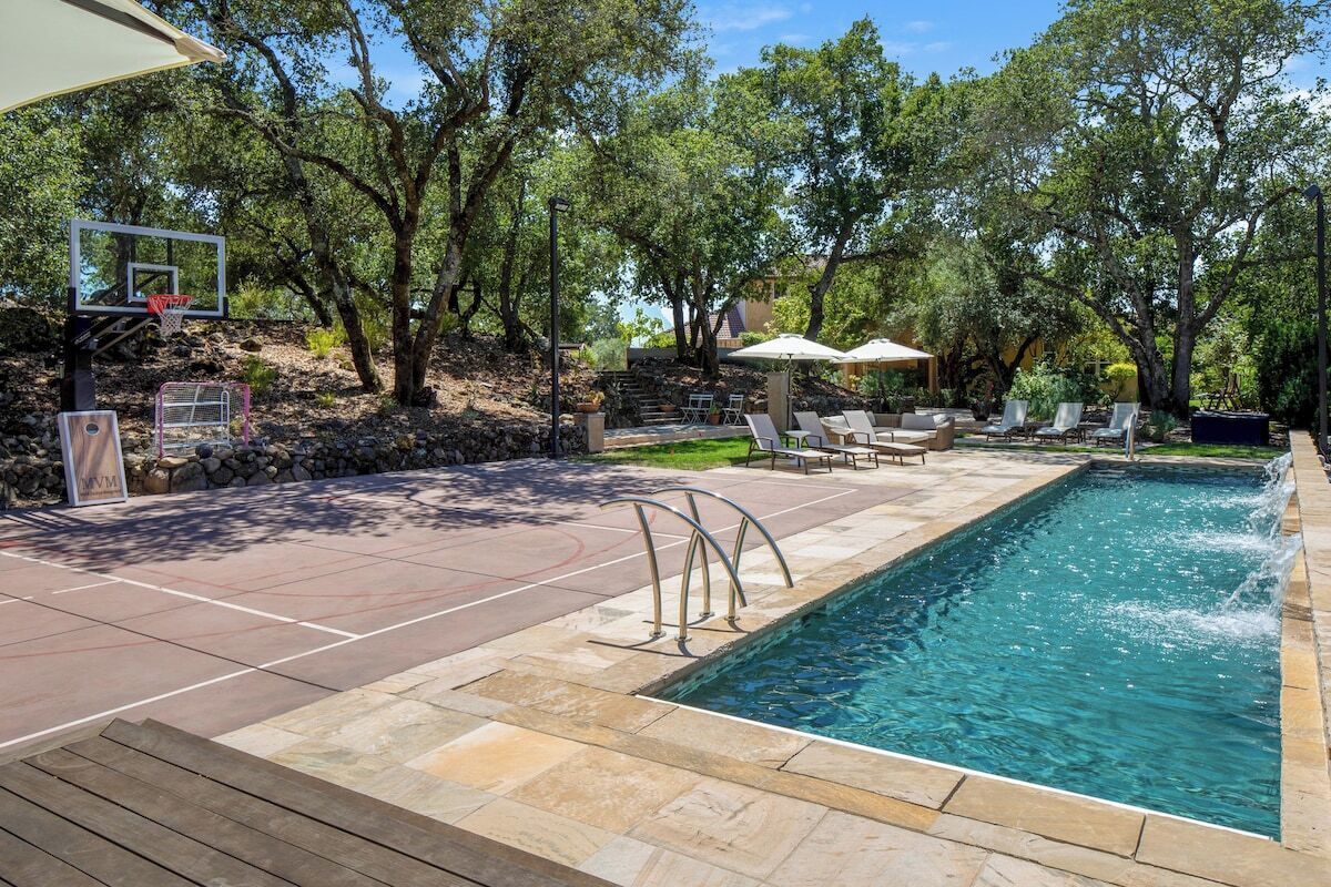 Adjacent to Healdsburg, pool hot tub, pickleball!
