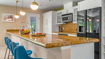 Geladeira, micro-ondas, fogão, cooktop