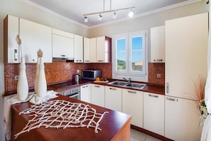 Microwave, dishwasher, coffee/tea maker
