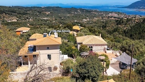 La villa Olga Katouna est entourée d’une végétation luxuriante et offre une vue panoramique sur la côte.