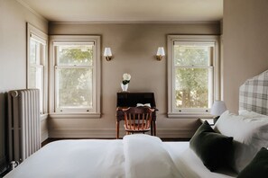 6 bedrooms, desk, iron/ironing board, WiFi - Waterfront, Boat, Hot Tub, Movie Theater Firepit (Auburn)