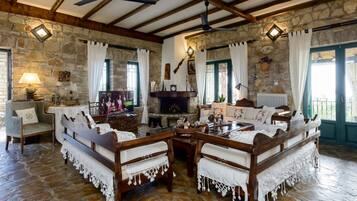 Villa | 4 camere, una scrivania, Internet