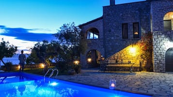 Villa | 4 camere, una scrivania, Internet