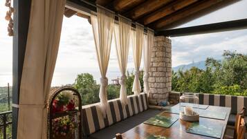 Villa | 4 camere, una scrivania, Internet