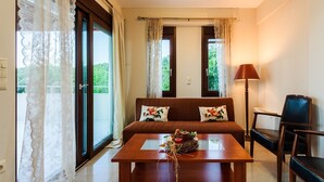 Ein Wohnzimmer mit einer Couch, einem Couchtisch, einer Lampe und einem Sessel.