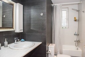 House | 2 bedrooms, desk, Internet