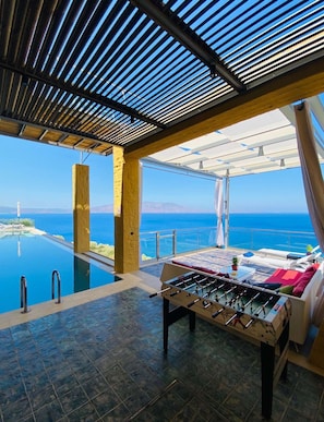 Ein Billardtisch mit Blick auf das Meer und einen klaren Himmel.