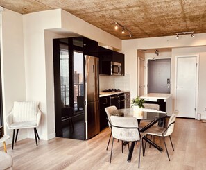 Réfrigérateur, four à micro-ondes, un four, surface de cuisson