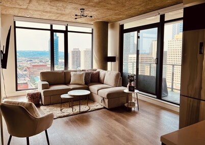 Luxury Condo | Pool | Gym | Views | Free Parking | Steps to DT Dining | Walk All