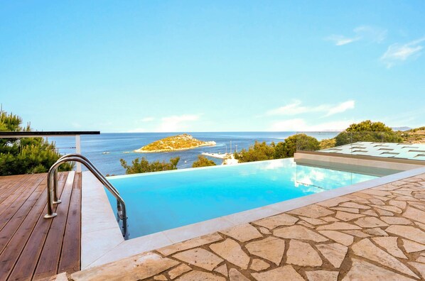 2 عدّة غرف نوم وتجهيزات عازلة للصوت وخدمة الإنترنت