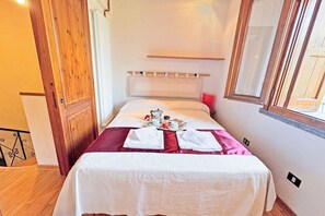 A single bed with a white bedspread, a red pillow, and a tray with breakfast items. - Villetta Alessia, San Siro, Italy (San Siro)