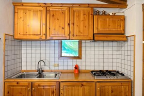 Wasserkocher mit Kaffee-/Teezubehör, Kühlschrank, Herdplatte