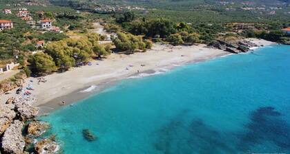 Mani s Aura Seaside-spacious Summer Retreat