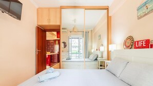A bedroom with a bed, a wardrobe, a desk, and a window. - Athens Strawberry Hideaway - City Chic Retreat (Athens)