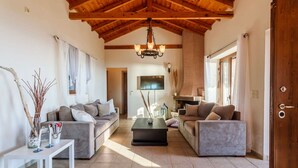 Una sala de estar amplia con dos sofás, una mesa de centro y una chimenea.