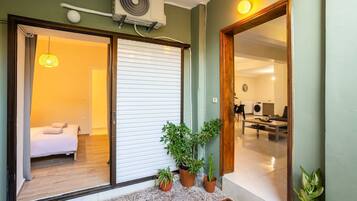 3 bedrooms, desk, Internet