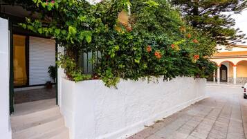 3 bedrooms, desk, Internet