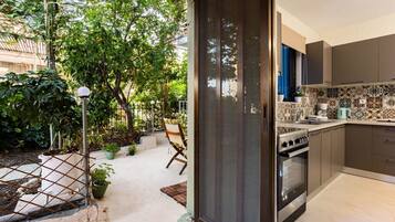 3 bedrooms, desk, Internet