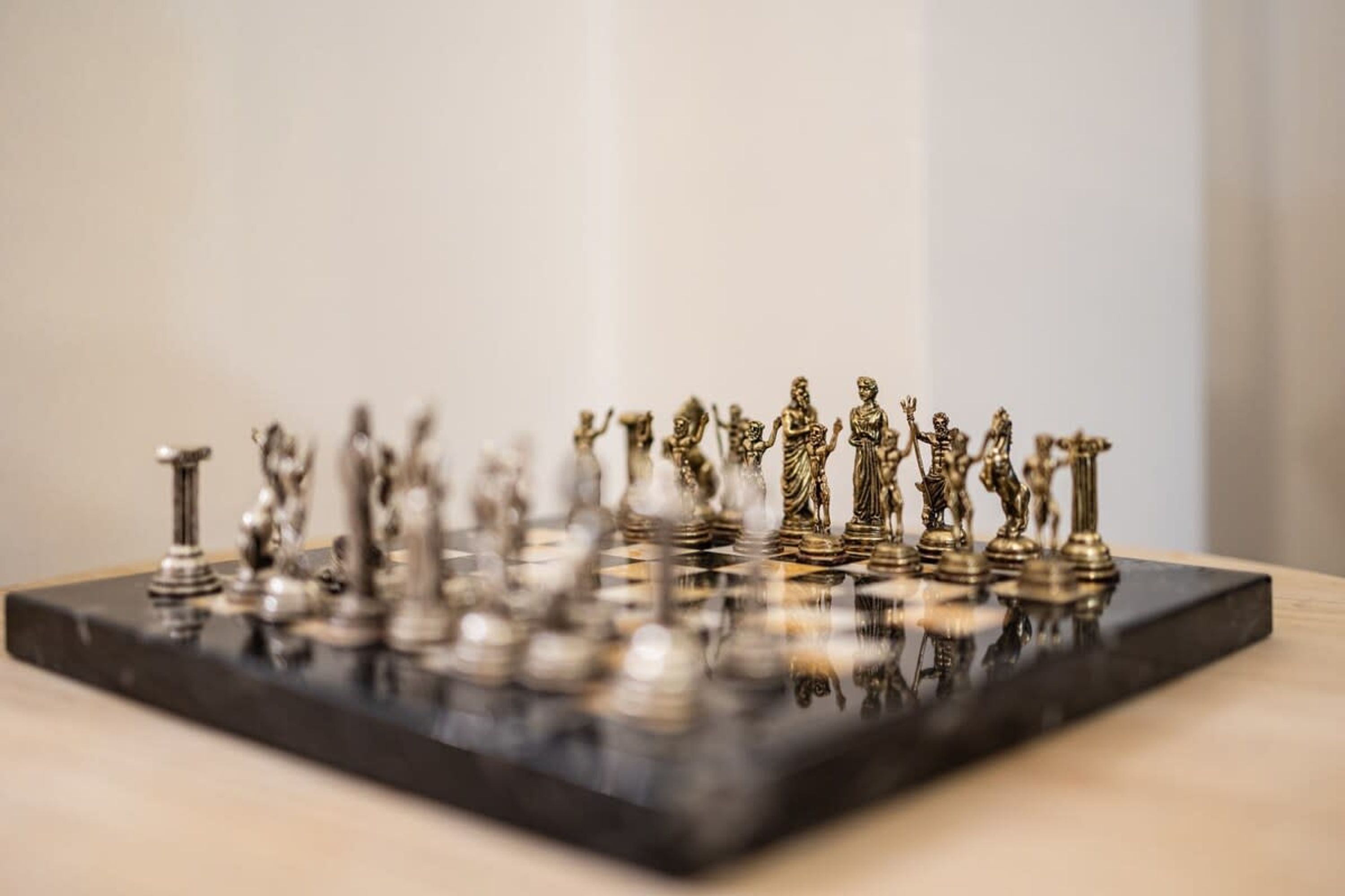 Un échiquier avec différentes pièces d’échecs.