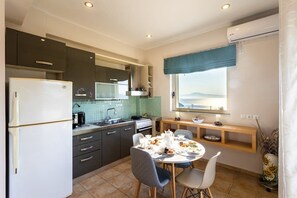 House | Internet - Kitries Summer Getaway - Eden Comfy Suite (West Mani)