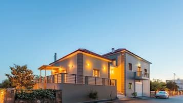 Villa | 4 bedrooms, Internet