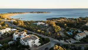 A coastal residential area with houses, a road, and a beach. - Mear Luxury Suite - The Ultimate Summer Nest (Kantanos-Selino)