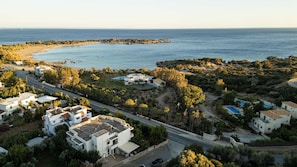 A coastal residential area with houses, a road, and a beach. - Mear Luxury Suite - The Ultimate Summer Nest (Kantanos-Selino)