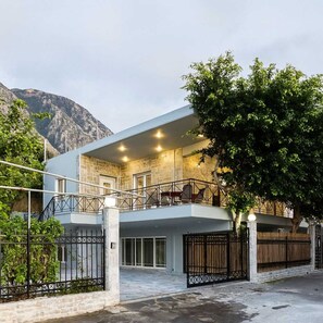 3 habitaciones, escritorio y acceso a internet 