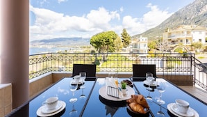 Una mesa de comedor con vistas a un paisaje montañoso y una masa de agua.