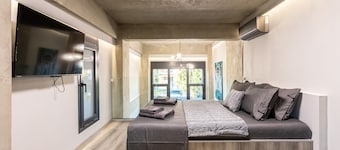 Ventiri Lofts - Luxury Duplex w Private Garden