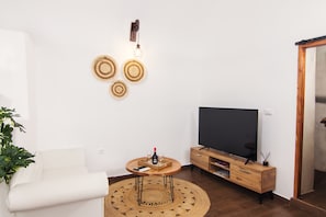 1 bedroom, Internet - Santorini Luxury Suite w Rooftop Hottub Seaview (Santorini)