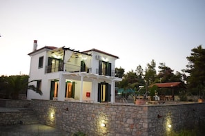 2 عدّة غرف نوم وخدمة الإنترنت