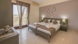 Une chambre d’hôtel avec un grand lit, deux tables de chevet avec des lampes, un bureau avec une lampe et une vue sur l’extérieur par une fenêtre avec des rideaux.