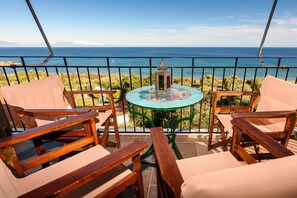 A balcony with a table and chairs, overlooking a body of water. - Eros Home Perfect Location Panoramic sea View (Pylos-Nestoras)