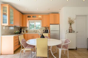 House | 3 bedrooms, Internet - Beachfront Haven - Peaceful Seaside Retreat (West Mani)