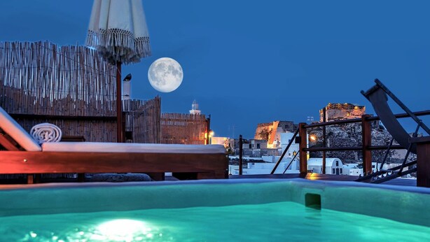 A hot tub with a wooden deck and a wooden fence in the background. - Santorini Rooftop Hot Tub Suite w Panoramic Views (Santorini)