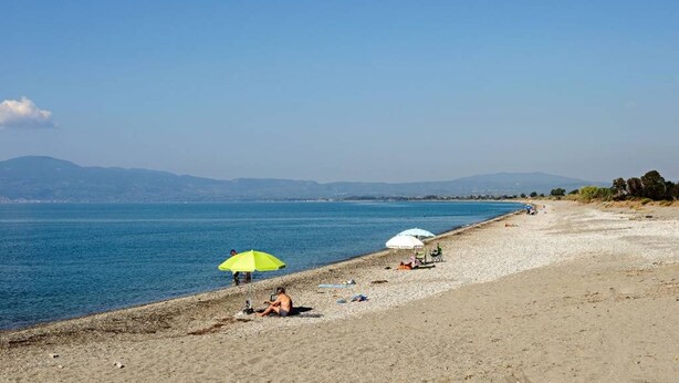 A beach with a clear sky, calm sea, and distant mountains. - Urban Bloom Oasis - Mini Zen Maison (Kalamata)