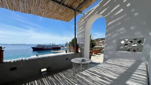 Ein Balkon mit Blick auf das Meer und ein Boot namens "FAST FERRYES".