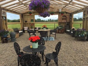 Outdoor dining - Near Blackwater.. Secluded rural countryside near 3 of Wexford’s best beaches  (WX)