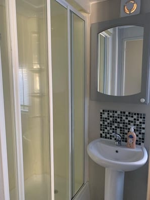 Dusche, umweltfreundliche Kosmetikartikel, Haartrockner, HandtĂŒcher
