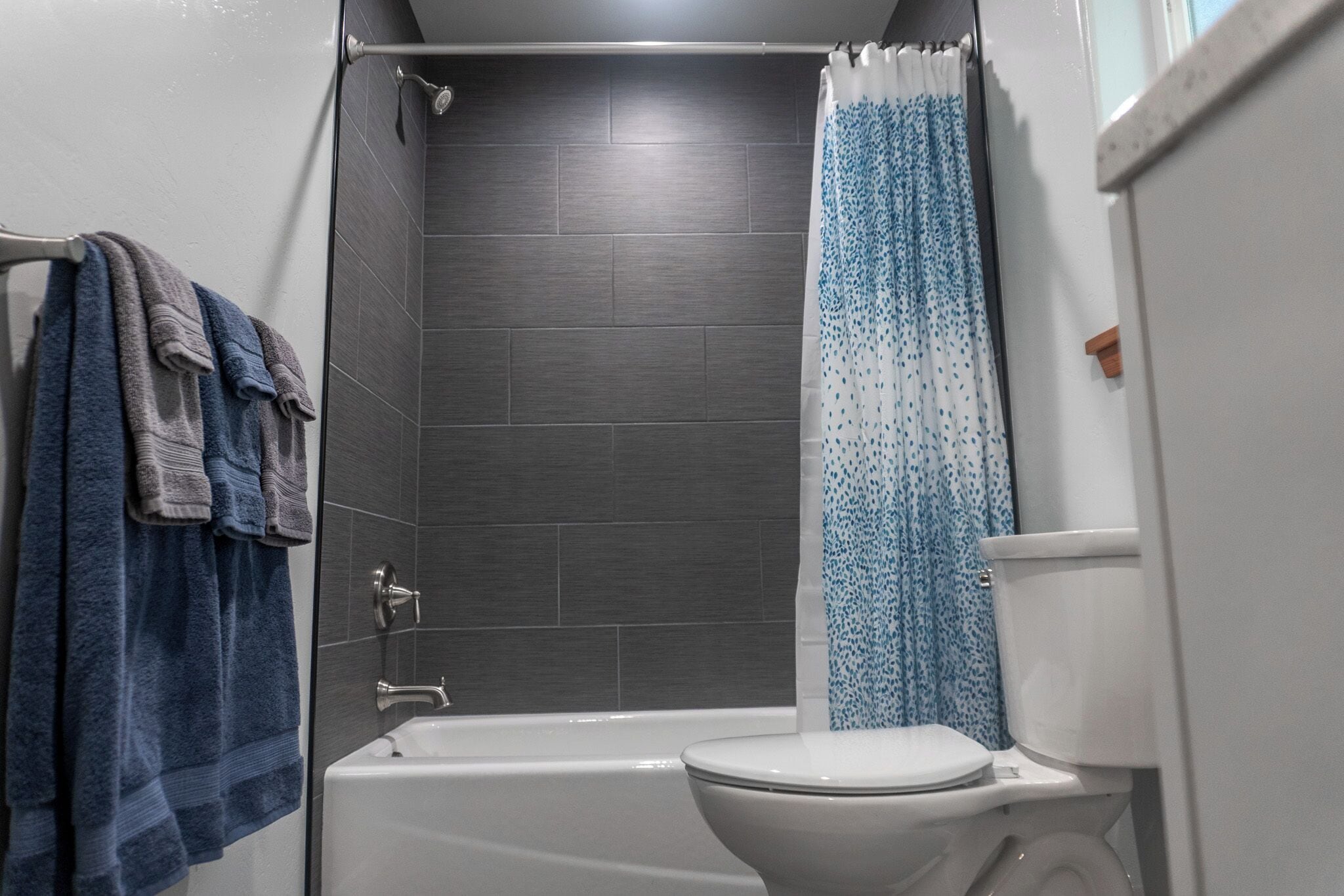 Sèche-cheveux, serviettes fournies, savon, papier toilette