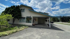 Front of property - Y5 Motel  (Barrière)
