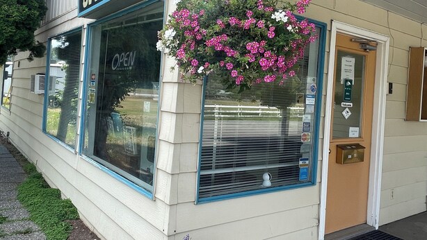 A building with a sign reading "OFFICE" and a hanging flower basket. - Y5 Motel  (Barrière)