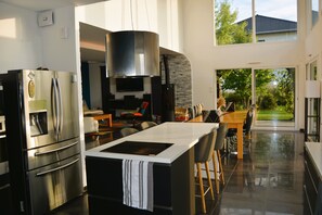 Jääkaappi, mikroaaltouuni, uuni, liesi