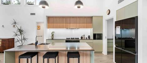 Een koelkast, een microgolfoven, een oven, een kookplaat