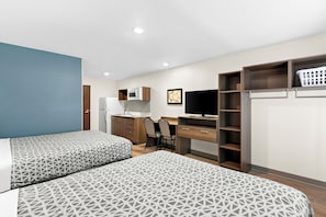 Suite, 2 camas Queen size, para no fumadores | Espacio para trabajar con laptop, cortinas blackout y ropa de cama 